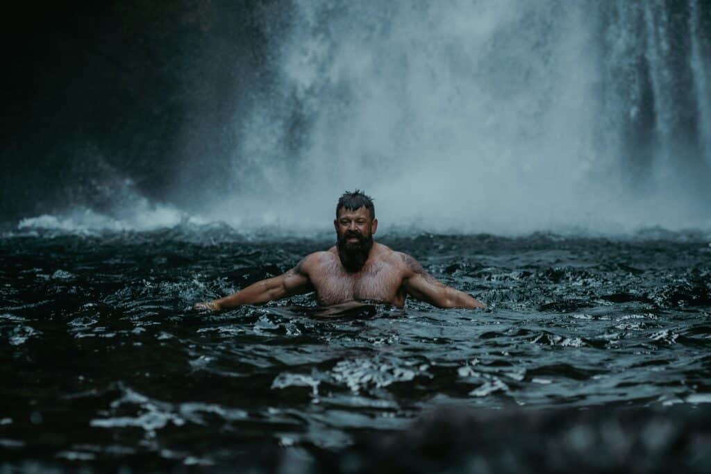 Ein dominanter Mann badet in kaltem Wasser.